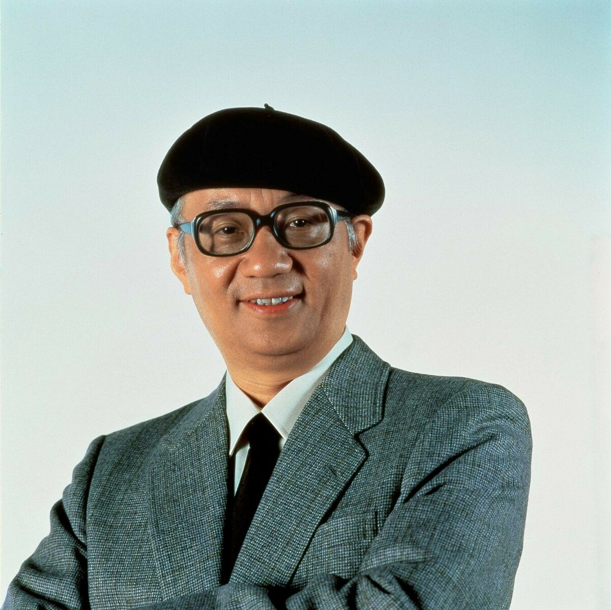 Portrait d’Osamu Tezuka, portant un béret et des lunettes