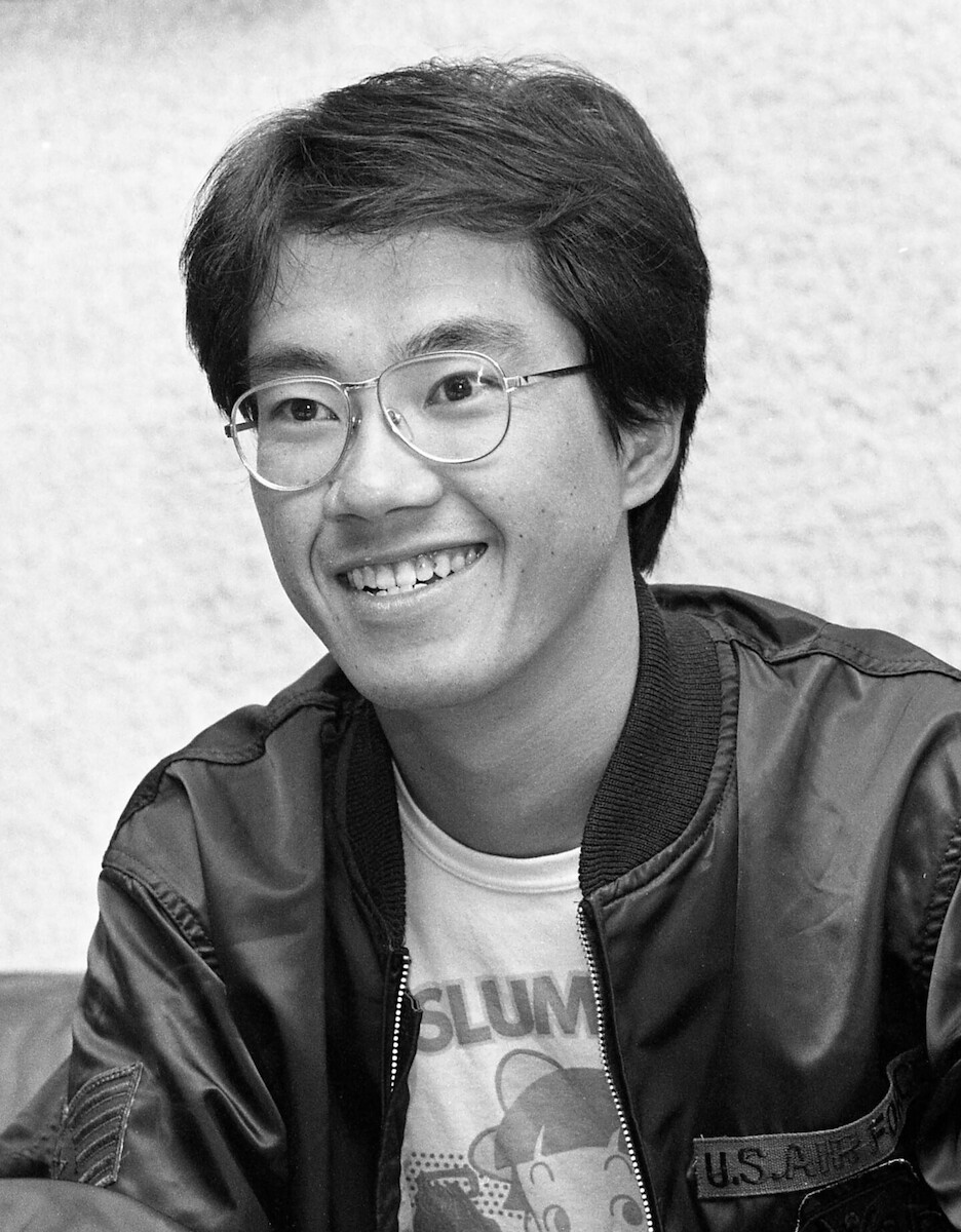 Portrait en noir et blanc d’Akira Toriyama souriant, en 1982