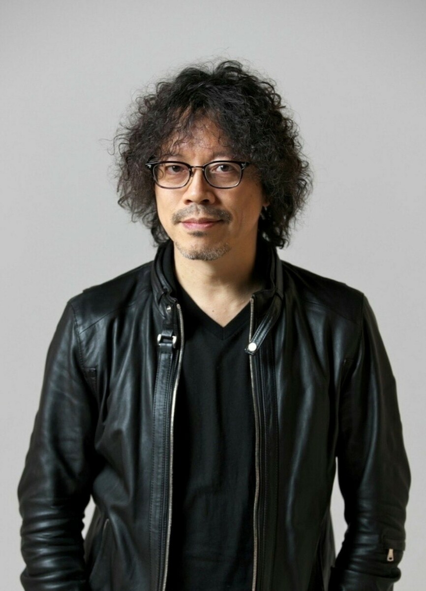 Portrait de Naoki Urasawa, portant des lunettes et une veste noire